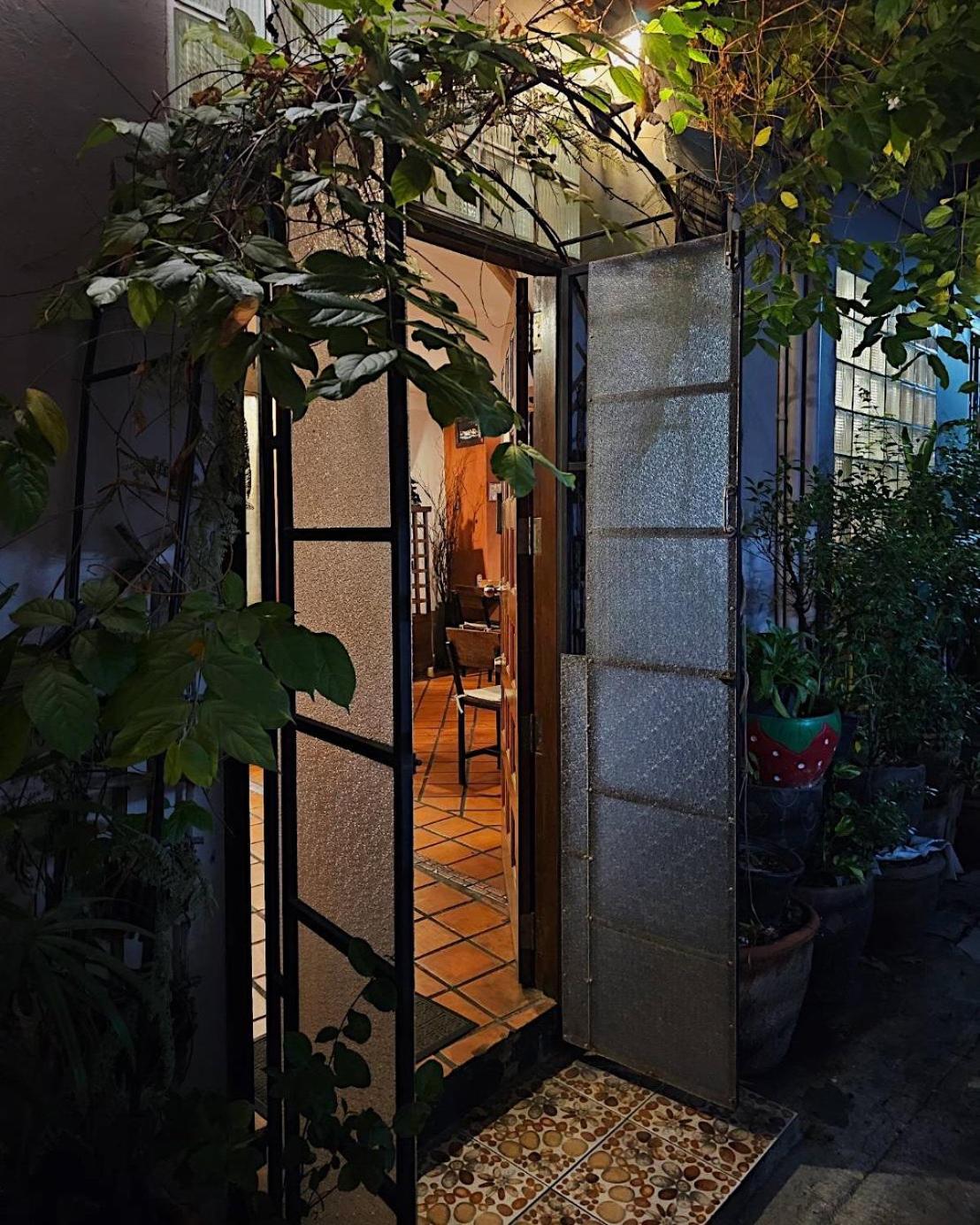 Baan Glang Soi Restaurant & Guesthouse Bangkok Eksteriør billede