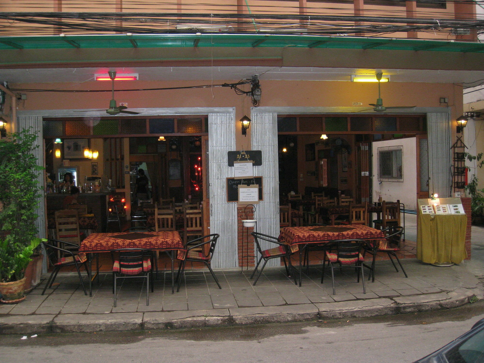 Baan Glang Soi Restaurant & Guesthouse Bangkok Eksteriør billede